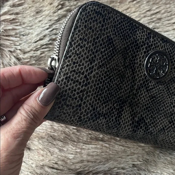Tory Burch Black and Brown Snakeskin Wallet. very good condition - Picture 7 of 7